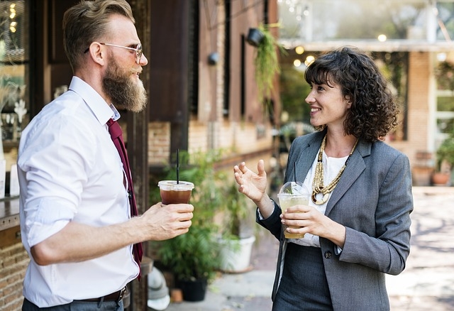 Live Event Networking Tips for Copywriters to Make Connections In an Extrovert’s World