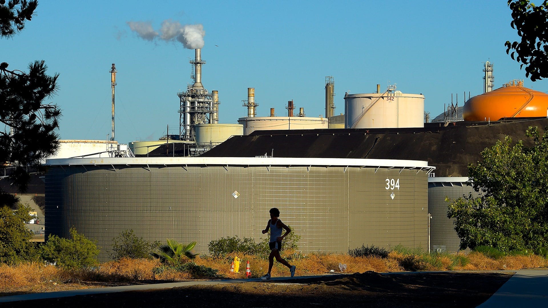 Oil company Phillips 66 will shut down its L.A. refinery